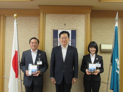 写真:JICAの皆さんと知事