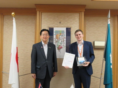 写真:左、知事、右、ニコラス・オークデンさん