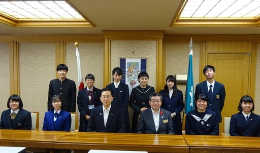 写真:オーストラリア・台湾派遣の高校生と知事