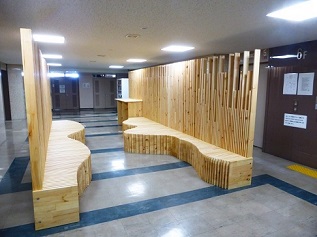 6階木製ベンチ　写真