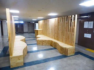 6階木製ベンチ 写真