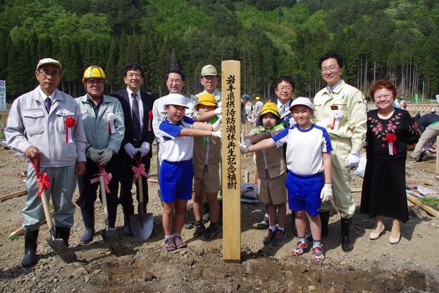 写真：記念標柱の建立