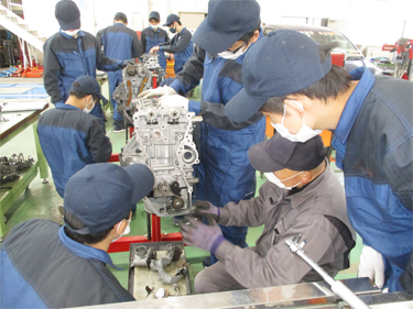 自動車整備実習をする学生1