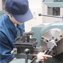 写真：旋盤を操作している学生