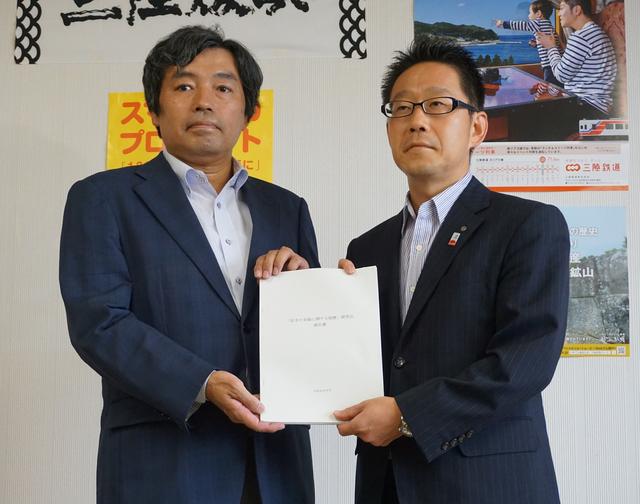 写真:手交式の様子