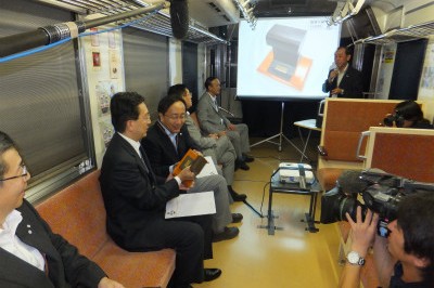 写真:第17回知事サミット視察の様子 三陸鉄道北リアス線車内