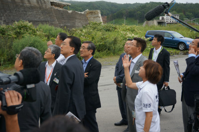 写真:第17回知事サミット視察の様子 田老防潮堤