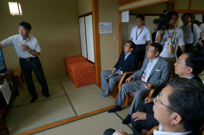 写真:第17回知事サミット視察の様子 たろう観光ホテル