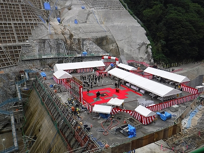 写真:簗川ダム 定礎式典 全景