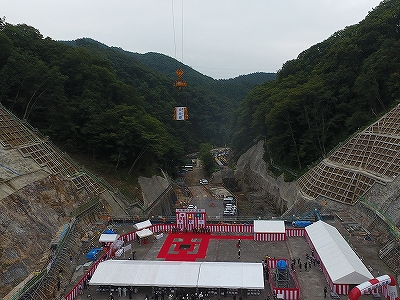 写真:簗川ダム 定礎 埋納の儀(コンクリート運搬)