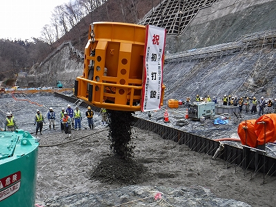 写真2 平成29年4月1日 初打設式 バケットから初投入