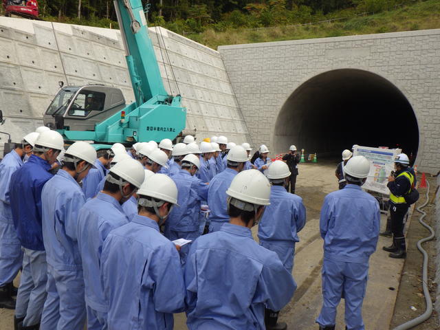梁川~口内工区の整備効果やトンネル工事の進め方等を学習している写真