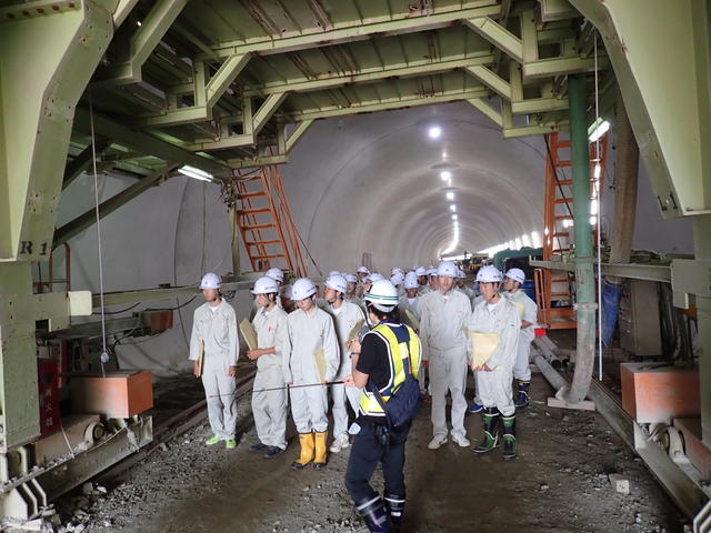 起点(奥州市)側坑口部の工事状況を見学している写真