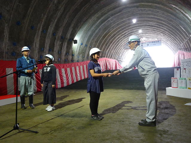 小学校児童の想いがつまった作文は岩手県と工事受注者へ手渡しの写真