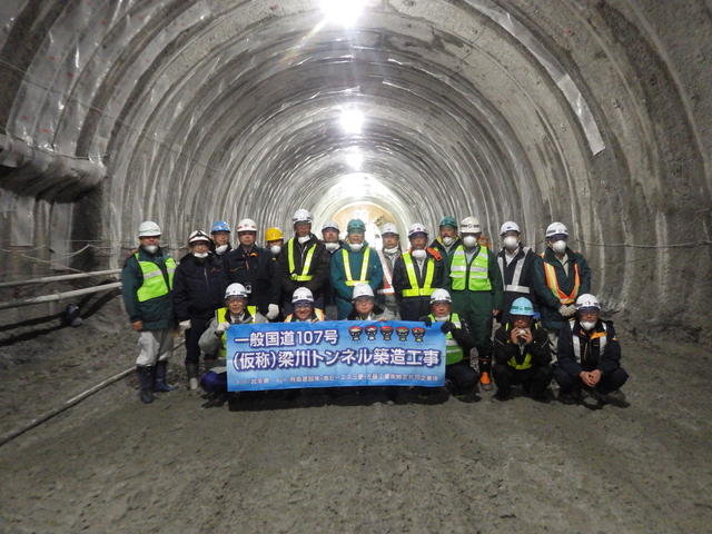 梁川トンネルの掘削最前線(約930m)で集合写真の状況
