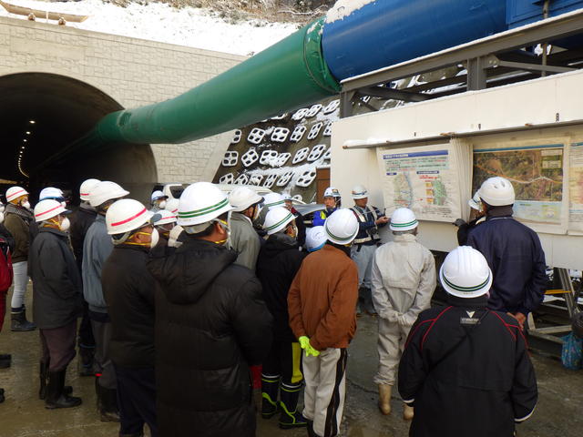 梁川~口内工区の整備効果やトンネル工事の進め方等を学習する写真