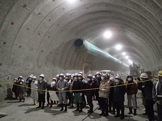 トンネル掘削状況(切羽)を間近で見学している写真