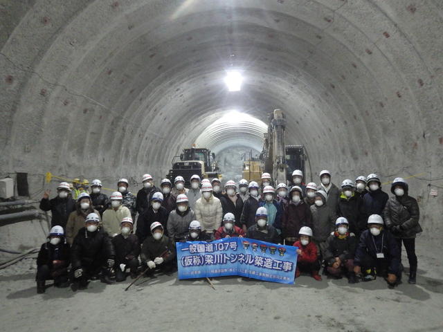 梁川トンネルの掘削最前線(約680m)で集合写真の状況