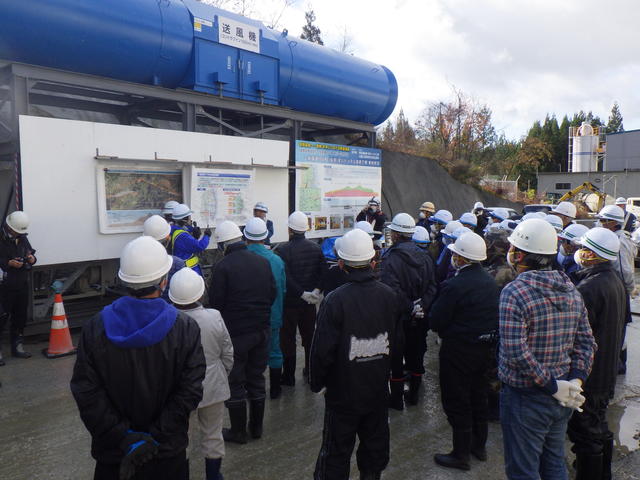 梁川~口内工区の整備効果やトンネル工事の進め方等を学習する写真