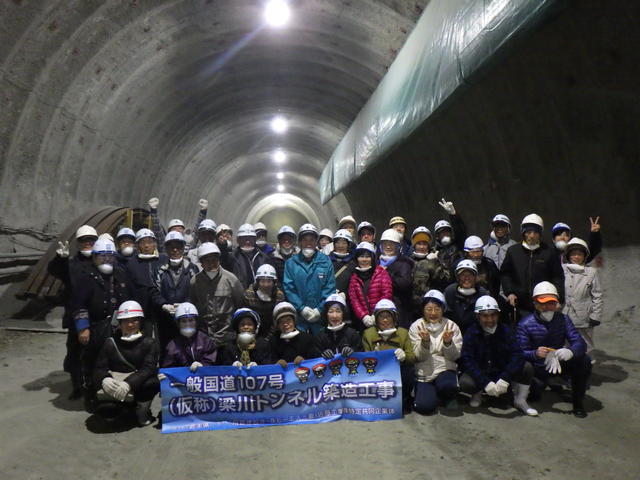 梁川トンネルの掘削最前線(約660m)で集合写真の状況