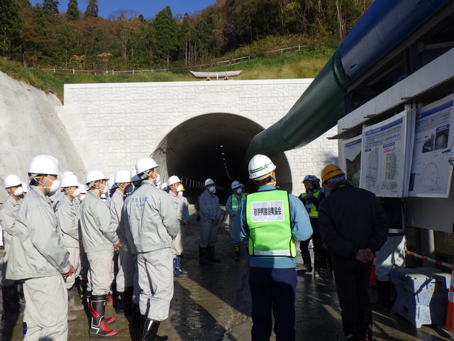 梁川~口内工区の整備効果やトンネル工事の進め方等を学習する写真