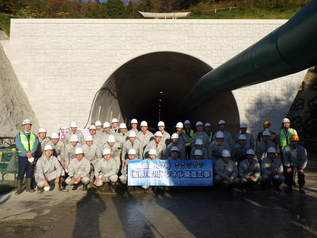 (仮称)梁川トンネル終点(北上市)側坑口部で集合写真の状況