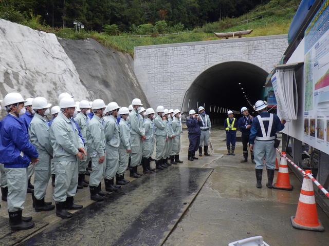 梁川~口内工区の整備効果やトンネル工事の進め方等を学習する写真