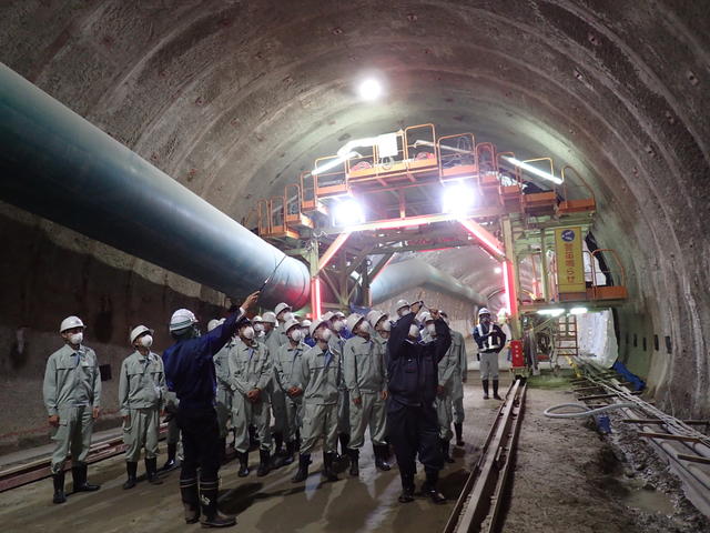 トンネル内部の工事状況を見学する写真