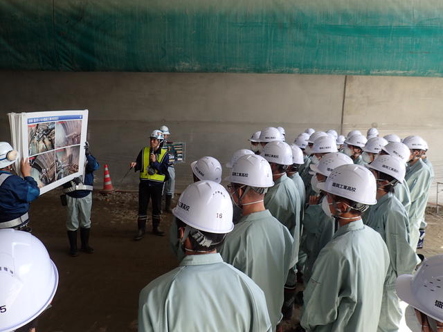 梁川~口内工区の整備効果やトンネル工事の進め方等を学習する写真
