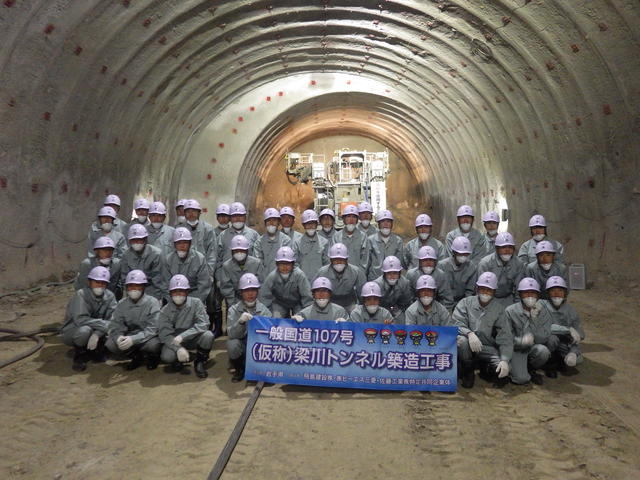 梁川トンネルの掘削最前線(約500m)で集合写真の状況
