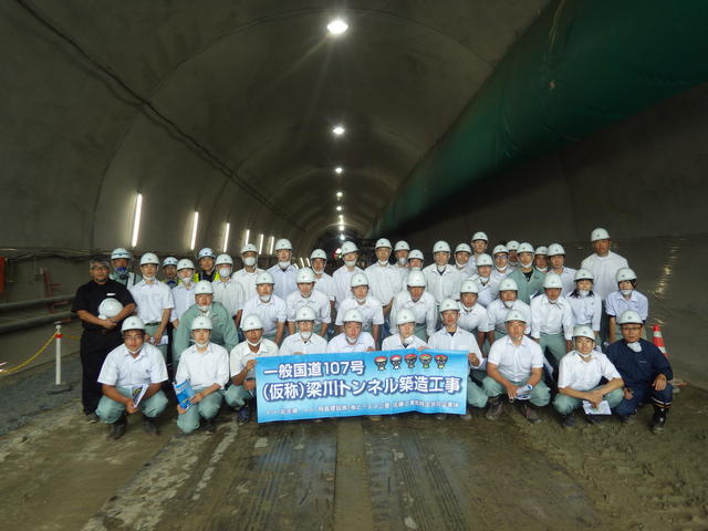 (仮称)梁川トンネル終点(北上市)側坑口部で集合写真の状況