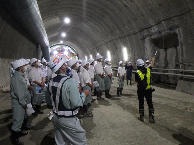 トンネル内部の工事状況を見学する写真