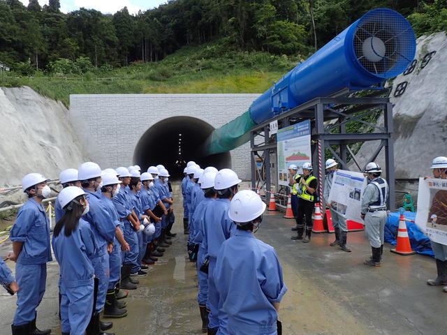 梁川～口内工区の整備効果やトンネル工事の進め方等を学ぶ盛岡工業高校の生徒たちの写真