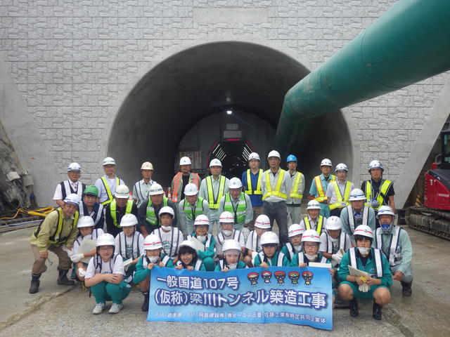 (仮称)梁川トンネル終点(北上市)側坑口部で集合写真の状況