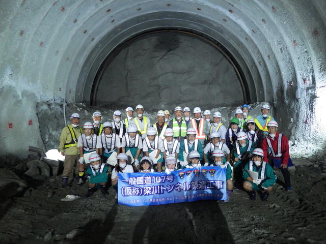 梁川トンネルの掘削最前線(約390m)で集合写真の状況