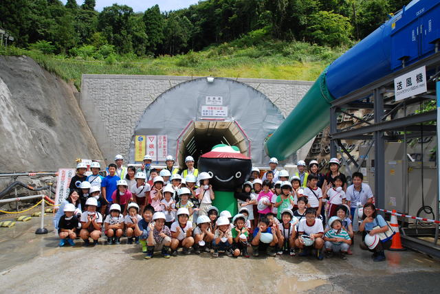 梁川トンネル終点（北上市）側坑口部で集合写真の状況