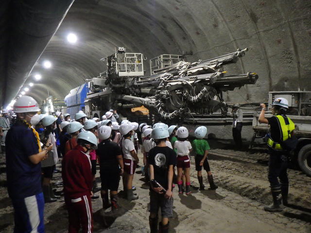 トンネル掘削機械(ドリルジャンボ)の大きさにびっくりの写真