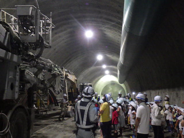 トンネル掘削機械(ドリルジャンボ)を見学している写真