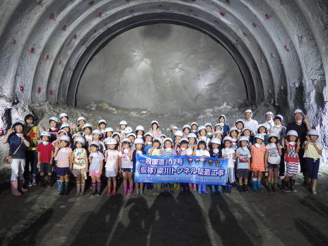 梁川トンネルの掘削最前線(約340m)で集合写真状況