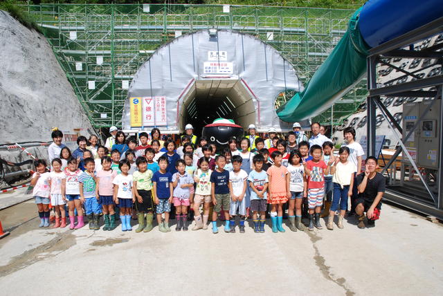 梁川トンネル終点(北上市)側坑口部で集合写真の状況