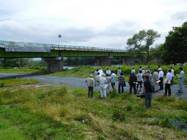 第3回委員会審議状況（橋桁の色彩サンプル確認）写真