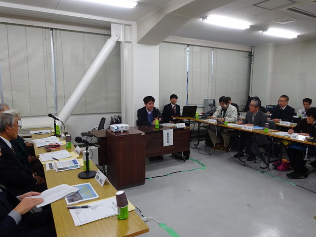 委員会を進行する南委員長(岩手大学理工学部教授)の写真