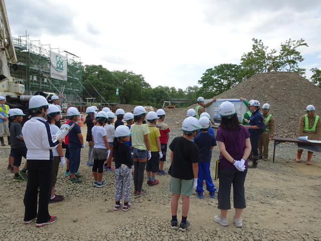 小谷木橋工区の事業計画等を学ぶ羽田小学校児童（5年生）の写真