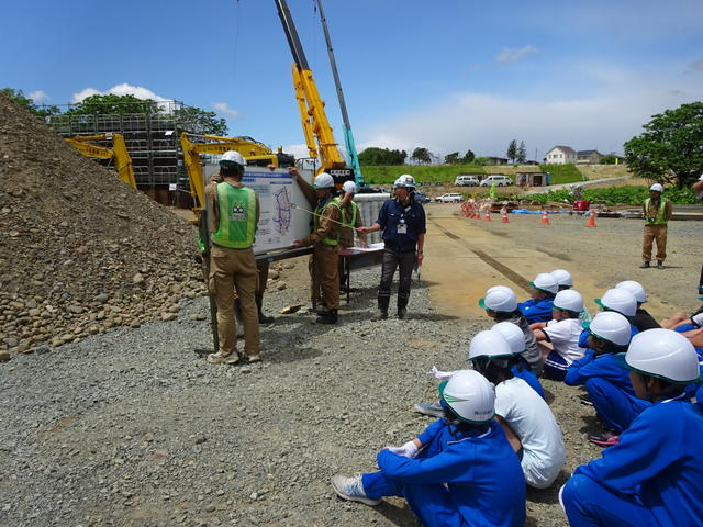 小谷木橋工区の事業計画等を学ぶ羽田小学校児童（6年生）の写真