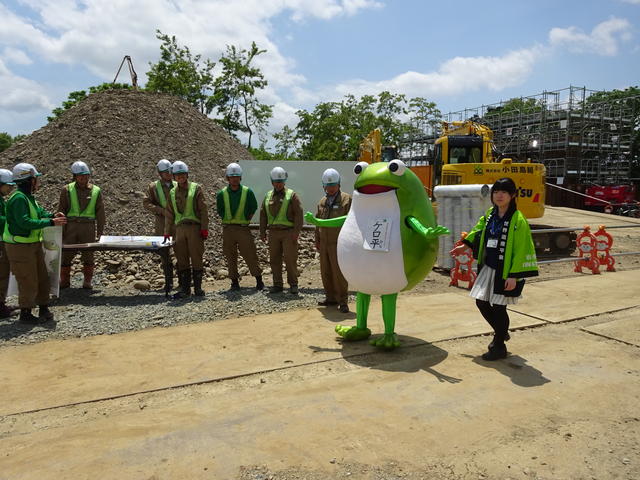 現場見学会には世界遺産平泉PRキャラクター「ケロ平」も登場(写真)