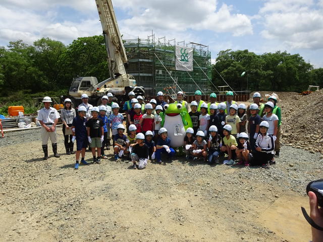(仮称)新小谷木橋下部工(P3)の前で集合写真の状況(羽田小学校5年生)