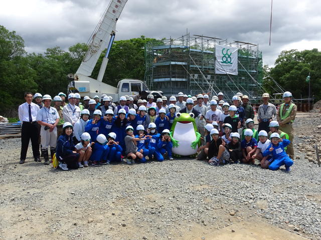 (仮称)新小谷木橋下部工(P3)の前で集合写真の状況(羽田小学校6年生)