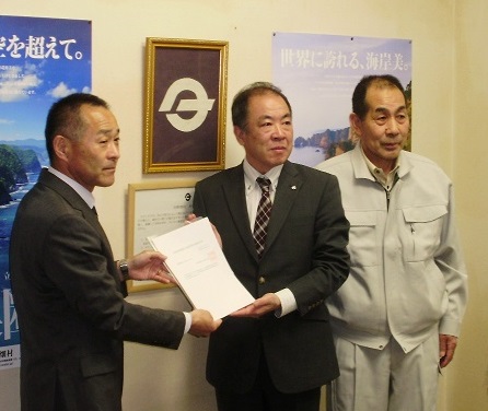 写真:田野畑村長に認定書交付する様子