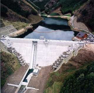 綾里川ダムの航空写真