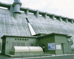早池峰ダムと早池峰発電所の写真